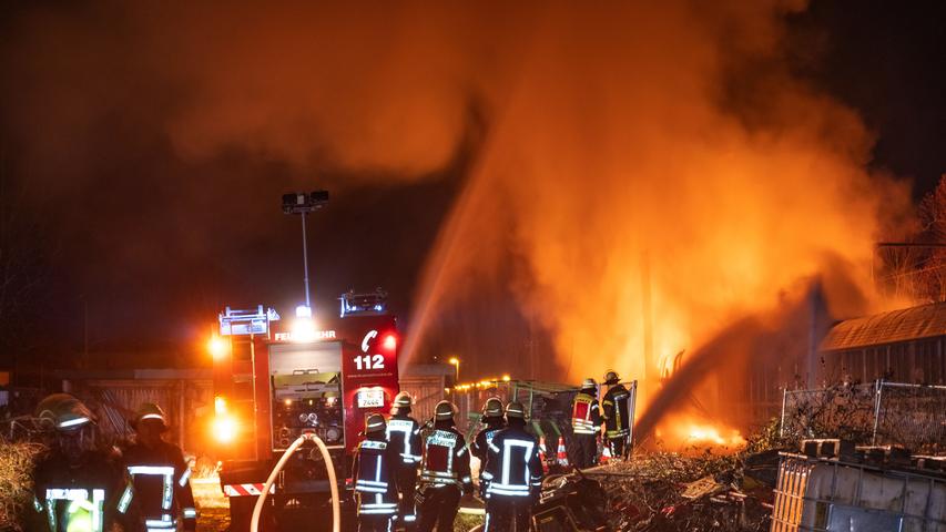 Mit Spraydosen beladener Güterzug geht in Flammen auf