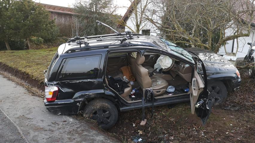Jeep gegen Stein: Fahrer bei Cadolzburg mittelschwer verletzt