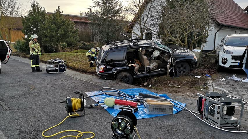 Jeep gegen Stein: Fahrer bei Cadolzburg mittelschwer verletzt