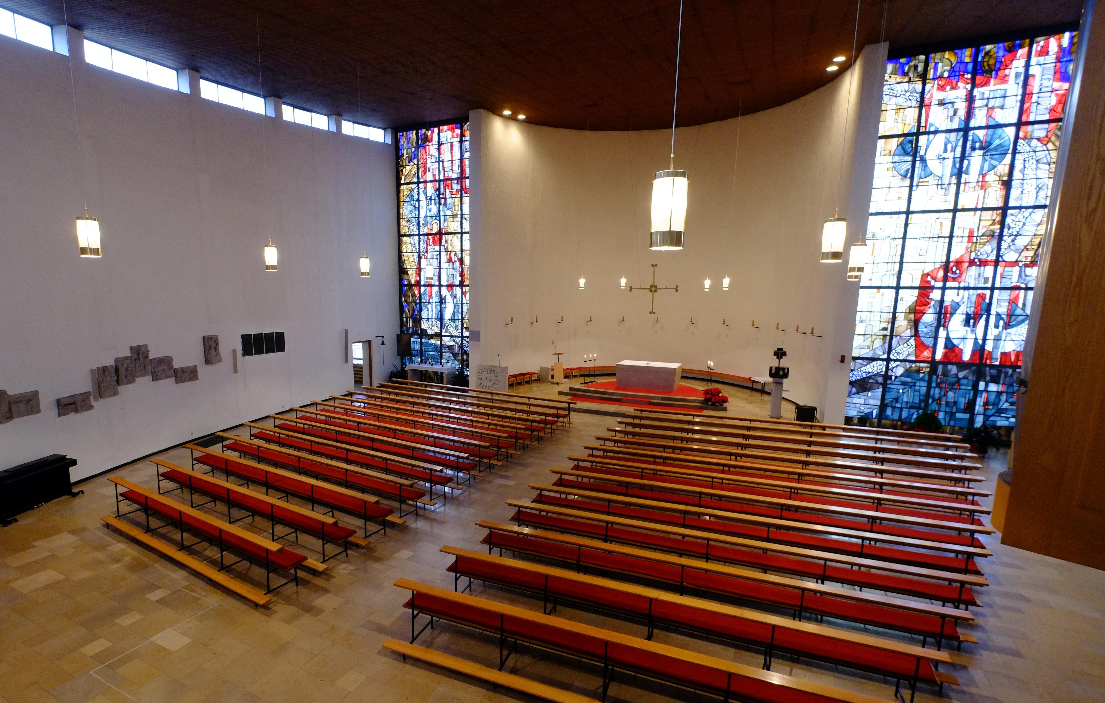 ... zum Altarraum. Dieser und die großen Fenster bleiben in ihrer Form weitgehend unverändert.
