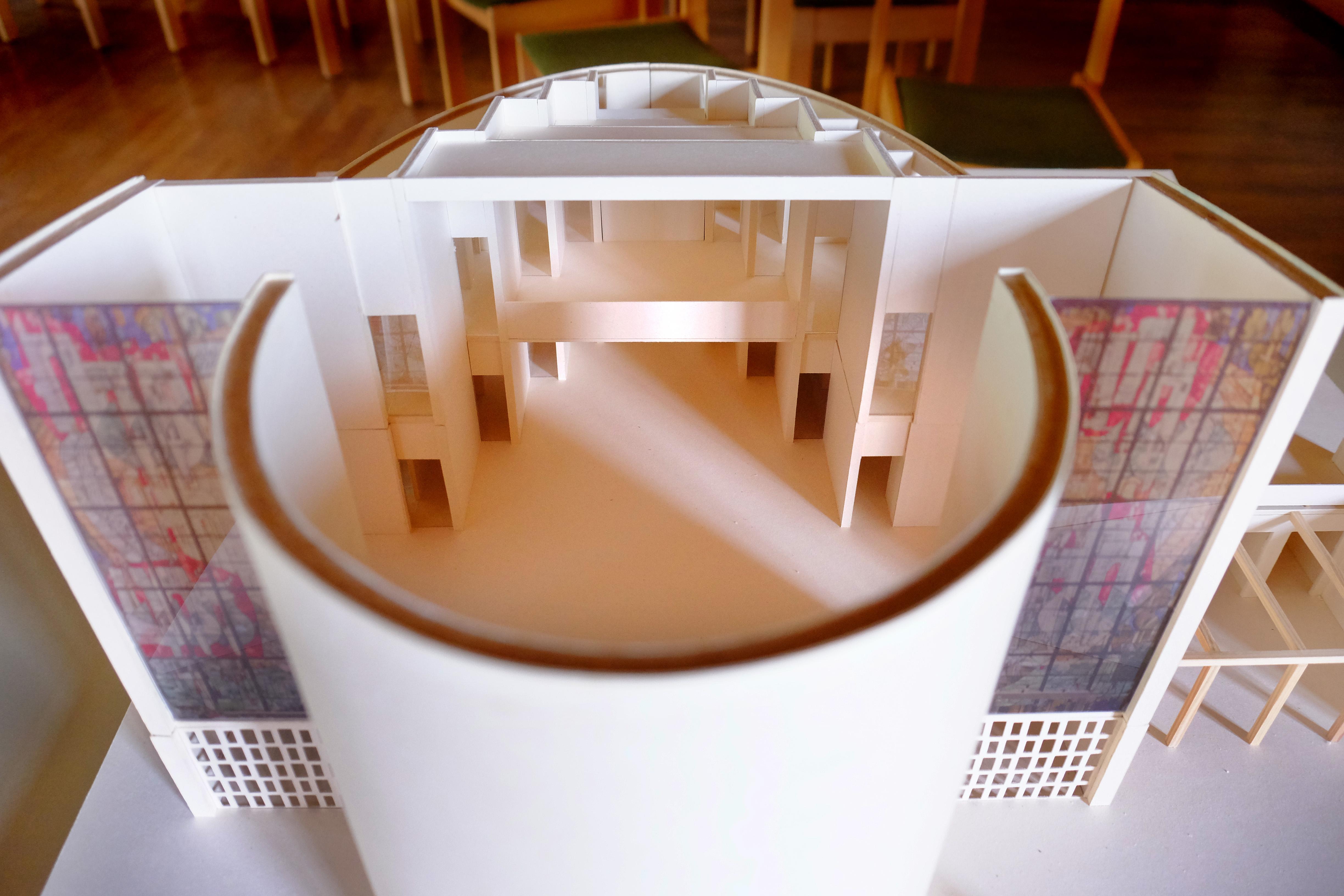 ... wird es enger. Räume und eine Empore werden eingezogen (im Modell hinten).