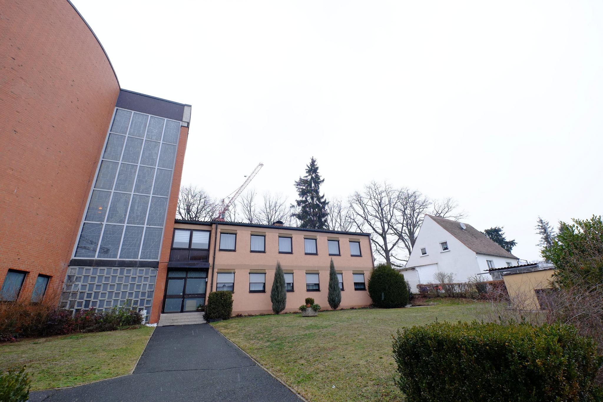 Der Anbau (u.a. Wohnung des Mesners) rechts wird abgerissen. Ein Fußweg zur Puschendorfer Straße soll dort entstehen.