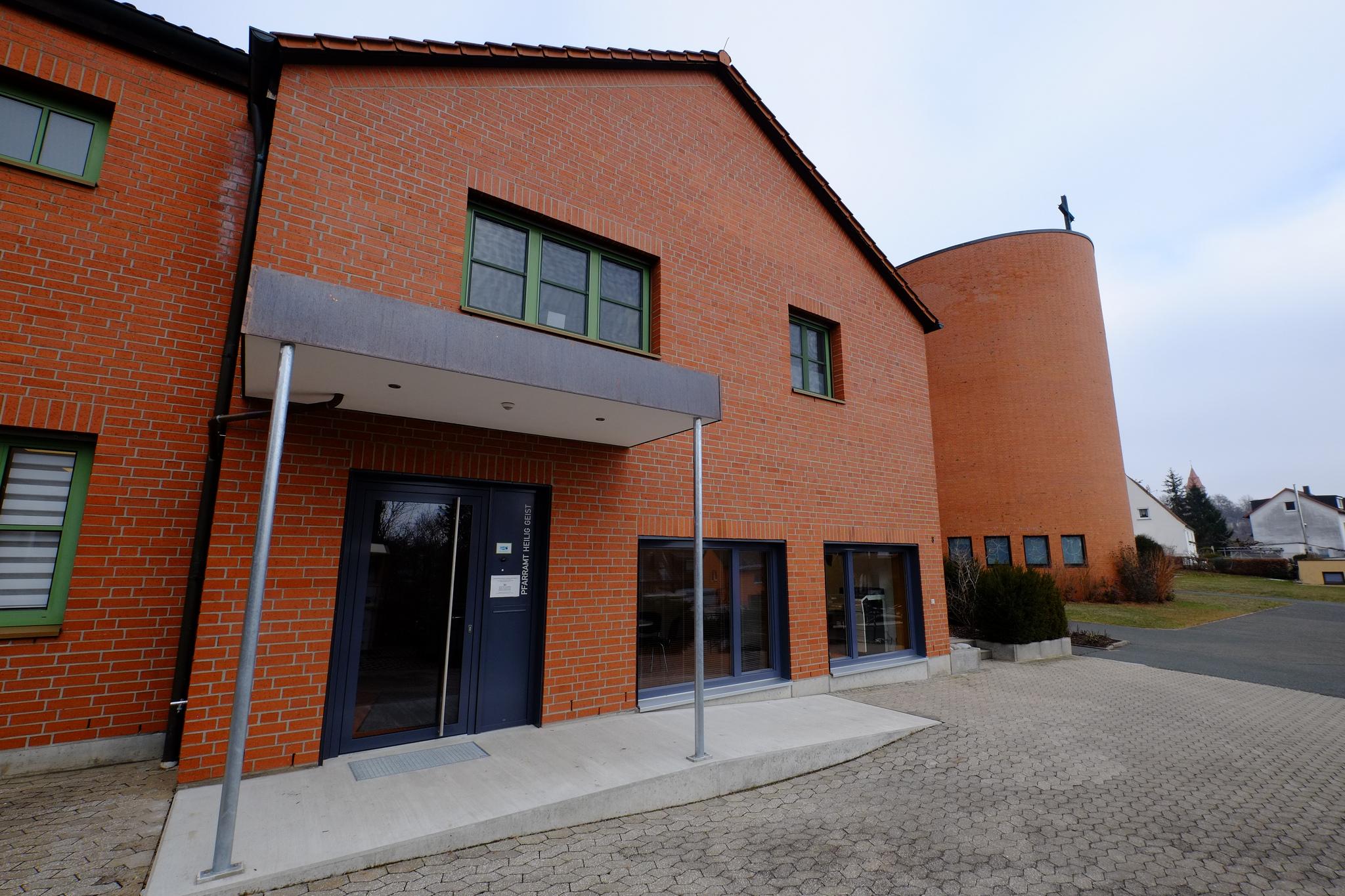 Das Pfarrzentrum links der Kirche. Es soll verkauft werden. Alternativräume entstehen durch den Umbau in der Kirche.