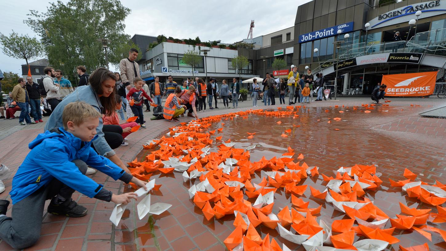 Erlangen will Menschen, die aus Seenot gerettet worden sind, aufnehmen. Auch diese Menschen setzten mit einer Aktion der Initiative "Seebrücke" am Beþiktaþ-Platz Anfang September 2018 ein Zeichen gegen das Sterben im Mittelmeer.