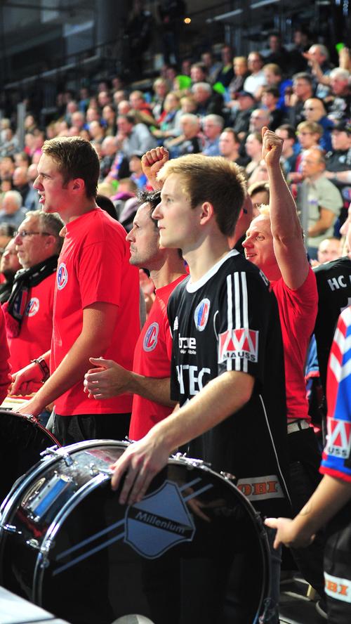 Mit Trommeln, Fahnen und ihren eigenen Fan-T-Shirts steht die Supporters Crew direkt am Spielfeldrand. Etwa 40 Fans erwartet Bernd Kofler am Sonntag.
