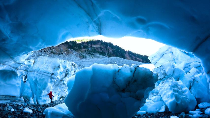 "Das Foto ist an dem abenteuerlichsten Tag meines Auslandssemesters in Vancouver entstanden. Zu Beginn der Wanderung trafen wir auf einen Bären und das Ziel der Bergtour bildetete diese riesige Eishöhle am Fuße eines schmelzenden Gletschers in den Bergen nahe Whistler." Stimmen: 35.