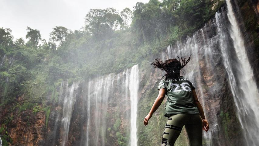 "Das Bild entstand bei einer Wanderung zum 120 Meter hohen Wasserfall Tumpak Sewu auf der Insel Java in Indonesien. Wir waren sofort total geflasht und überwältigt von diesem Naturphänomen. Das Wasser fällt direkt vor uns aus 120 Metern Höhe die ganze 'Wand' entlang, ein Nebeldunst sieht durch das Tal, es war unglaublich laut, nass und windig. Ein Abenteuer das man einfach live erleben muss." Stimmen: 98.