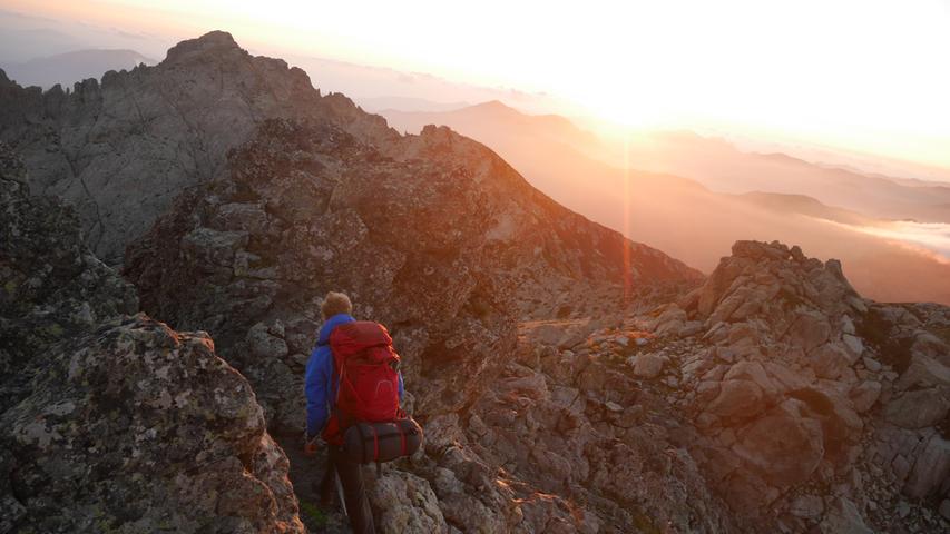 "Das Bild ist im Sommer während einer Backpacking Tour auf Korsika entstanden. Die Anstrengung hat sich alleine für den Sonnenuntergang gelohnt." Stimmen: 2.