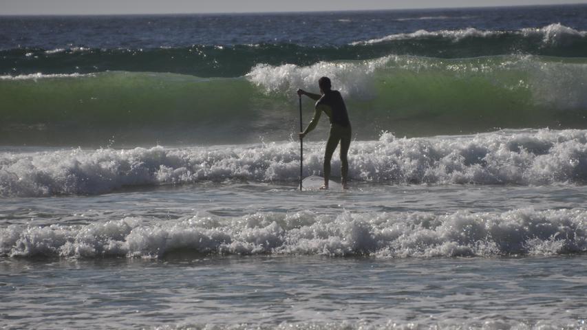 Ulrich Mohr beim SUP Surfen in der Bretagne. Diese Art von Surfen ist eine besondere Herausforderung. Stimmen: 2.