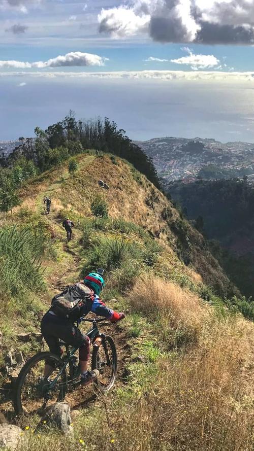 "Das Bild entstand am ersten Tag unseres Urlaubs auf Madeira. Die trailtechnische und landschaftliche Vielfalt macht Madeira zu einem Paradies für Mountainbiker!" Stimmen: 49.