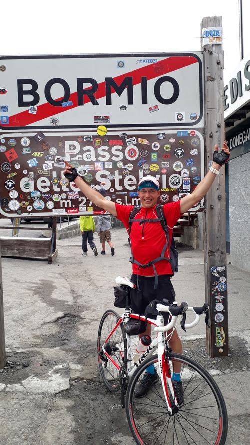"Das Bild zeigt mich nach dem Aufstieg auf dem Stilfser Joch (mit einer Höhe von 2.757 Metern) im Rahmen einer Rennradtour im Juli 2018 in Südtirol." Stimmen:15 .