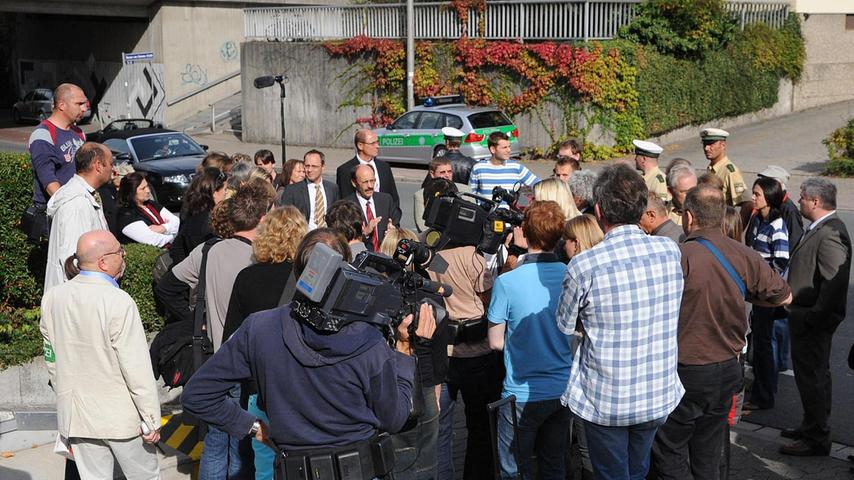 Zehneinhalb Jahre später, am 8. Oktober 2009, besichtigen Prozessbeteiligte und Medienvertreter den Ort des Geschehens an der Erlanger Nägelsbachstraße (r.). Mit dabei war auch der Angeklagte (nicht im Bild), der in Handschellen in die Tiefgarage geführt wurde.