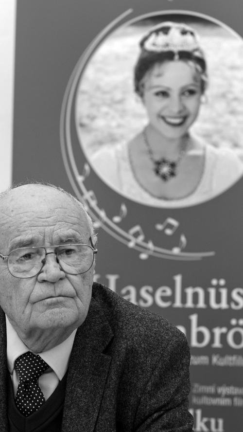 88 Jahre wurde der tschechische Filmemacher alt,dessen berühmtestes Werk jedes Jahr aufs Neue die Menschen vor die TV-Bildschirme lockt. Bei "Drei Haselnüsse für Aschenbrödel" führte Vorlicek Regie.