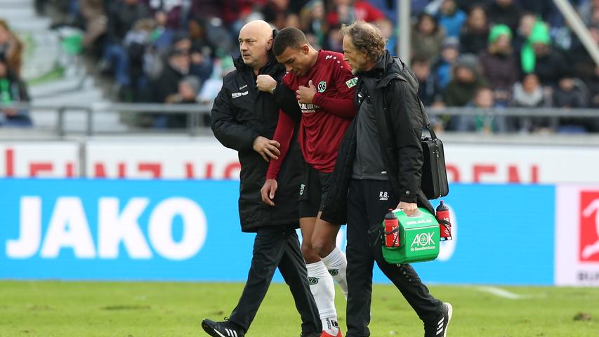 Bei Hannover muss dann Akpoguma mit schwerer Schulterverletzung vom Platz, der Abwehrspieler verlässt mit Schmerzen das Spielfeld.