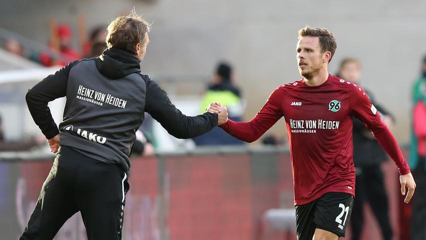 Der im unterfränkischen Lohr am Main geborene Müller holt sich die Glückwünsche bei seinem Trainer ab.