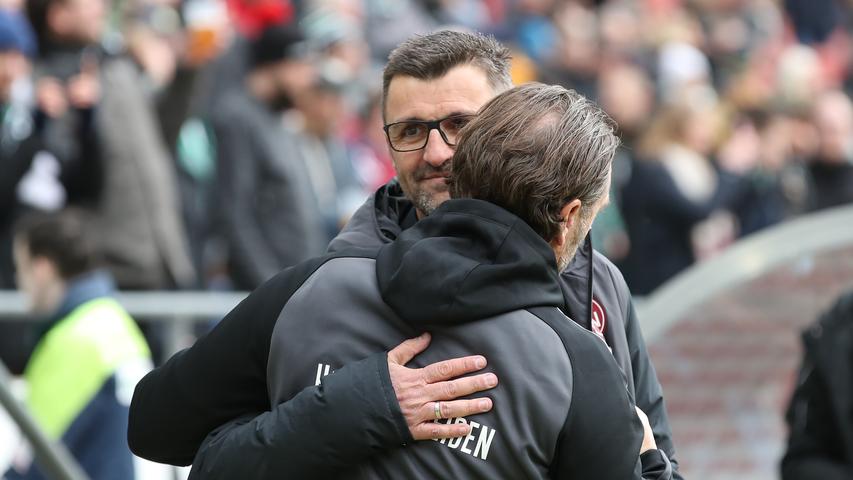 Trotz des im Vorfeld ausgerufenen Abstiegsendspiels begrüßen sich Hannovers Trainer Thomas Doll und sein Nürnberger Gegenüber Michael Köllner herzlich. Anschließend...