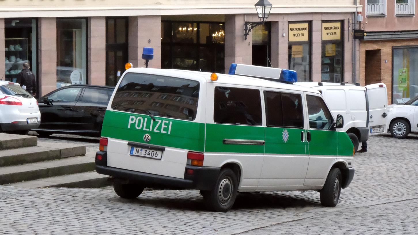 Ein größeres Aufgebot der Polizei rückte zur Auktion in Nürnberg an.