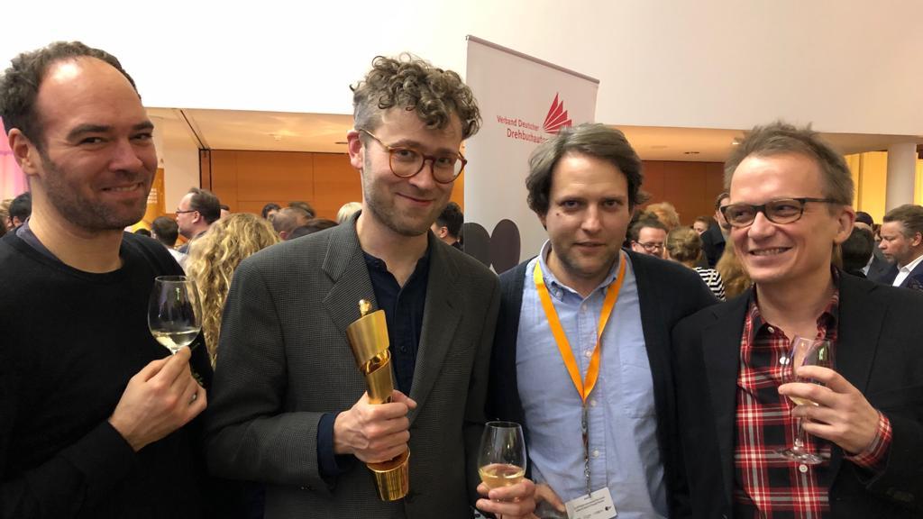 Der Deutsche Drehbuchpreis "Goldene Lola" geht in diesem Jahr an Julian Radlmaier (2.v.l.).