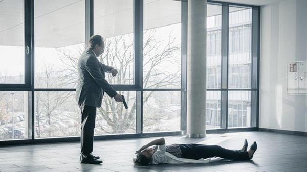 Kaltblütig erschießt Anwalt Peters die Lebensmittelforscherin Katrin Tscherna. Die Aufnahmen sind in der naturwissenschaftlichen Fakultät - genauer gesagt im Haus NW3 - entstanden.