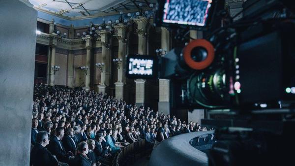 Einen Toten im Festspielhaus gibt es aber trotzdem. Weil Peters seine Waffe nicht fallen lassen will, erschießt ihn Ringelhahn. Das Festspielhaus wird daraufhin geräumt.