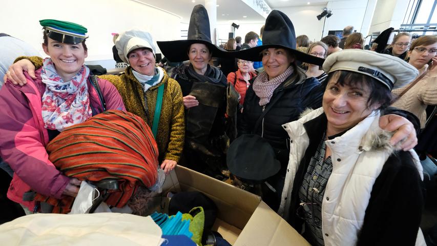 Kostümverkauf im Schauspielhaus: Nürnberger wühlen sich durch tausende Kleider