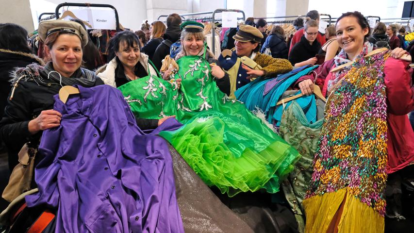 Kostümverkauf im Schauspielhaus: Nürnberger wühlen sich durch tausende Kleider