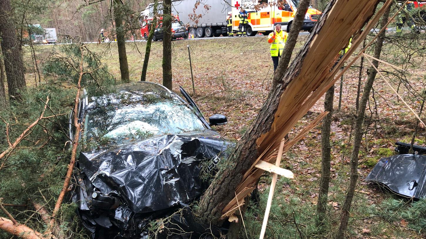 Der Wagen kam am Montagmorgen zwischen Pommersfelden und Hirschaid von der B505 ab, der Fahrer wurde bei dem Zusammenstoß mit dem Baum am Straßenrand schwer verletzt.