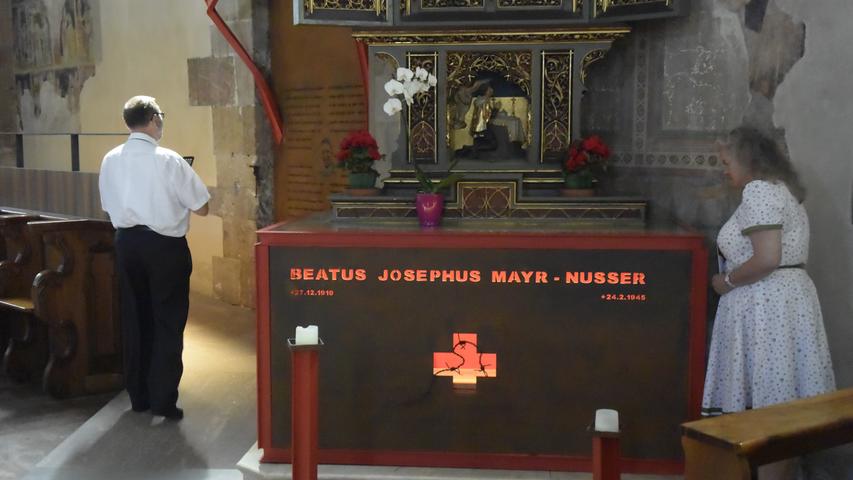 Am 9. März 2017 hat der Künstler Edurard Habicher die Gestaltung der Grabstätte von Josef Mayr-Nusser im Dom von Bozen abgeschlossen.