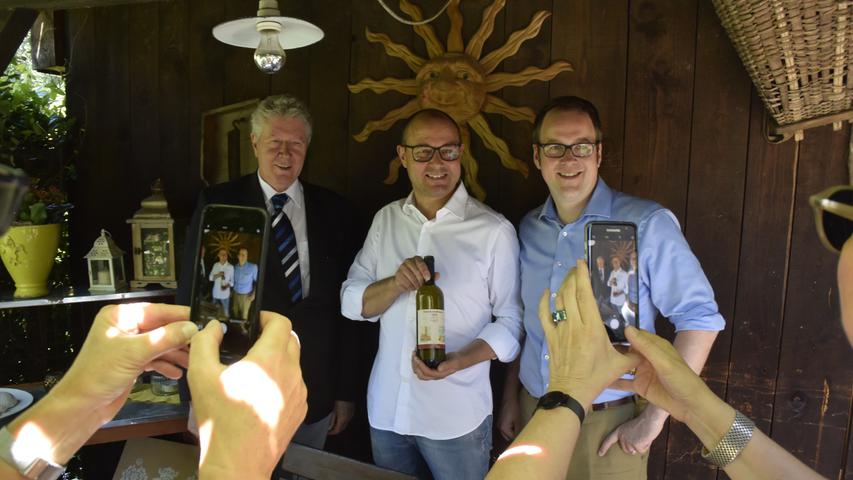 Die Stadtoberhäupter von Bozen und Erlangen stellen im Weingut Schmid Oberrautner des Partnerschaftswein vor.
