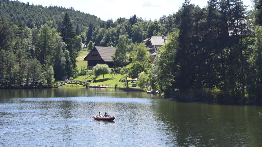 Der idyllische Wolfsgrubener See auf dem Ritten.