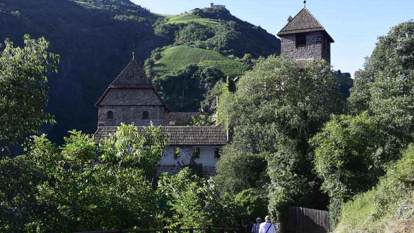 Die Burganlage wurde ab 1237 von den Brüdern Friedrich und Beral von Wangen errichtet. Die Brüder Niklaus und Franz Vintler, Angehörige einer reichen Bozner Kaufmannsfamilie, erwarben 1385 Schloss Runkelstein und ließen die Burg mit profanen Fresken ausmalen.
 ​