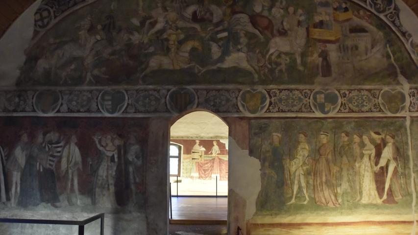 Die Fresken von Schloss Runkelstein stellen in ihrer Gesamtheit ein einzigartiges Zeugnis der damaligen höfischen Welt, der adeligen Bekleidung und des Turnierwesens dar und sind somit eine Bildergalerie von unschätzbarem Wert und ein einmaliges kunsthistorisches Juwel.