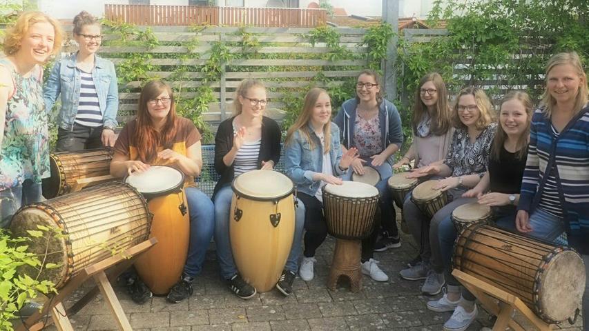 Ein rhythmisches Gruppenereignis für alle, die Lust am Trommeln haben“, gibt es am Samstag, 23. Februar, von 18 bis 19 Uhr beim „Drumcircle“ im Treuchtlinger Bürgerhaus (Am Schulhof 4). Der Verein für interkulturelle  Begegnung „So fremd? So nah?“ holt die Rhythmustrainerin Gerlinde Reichardt in die Altmühlstadt. Die Teilnehmer sollen beim Musizieren eine spontane Gemeinschaft sowie den kreativen und lustvollen Umgang mit der Musik erleben, gleichzeitig aber auch die größtmögliche Freiheit haben, nach persönlichem Ermessen und Fähigkeiten ihren eigenen Beitrag zu gestalten. Vorkenntnisse sind dafür nicht erforderlich. Die Teilnahme an dem Trommelkreis ist kostenlos, allerdings wird um Anmeldung bei Gerlinde Reichardt gebeten (Telefon 09146/940588).