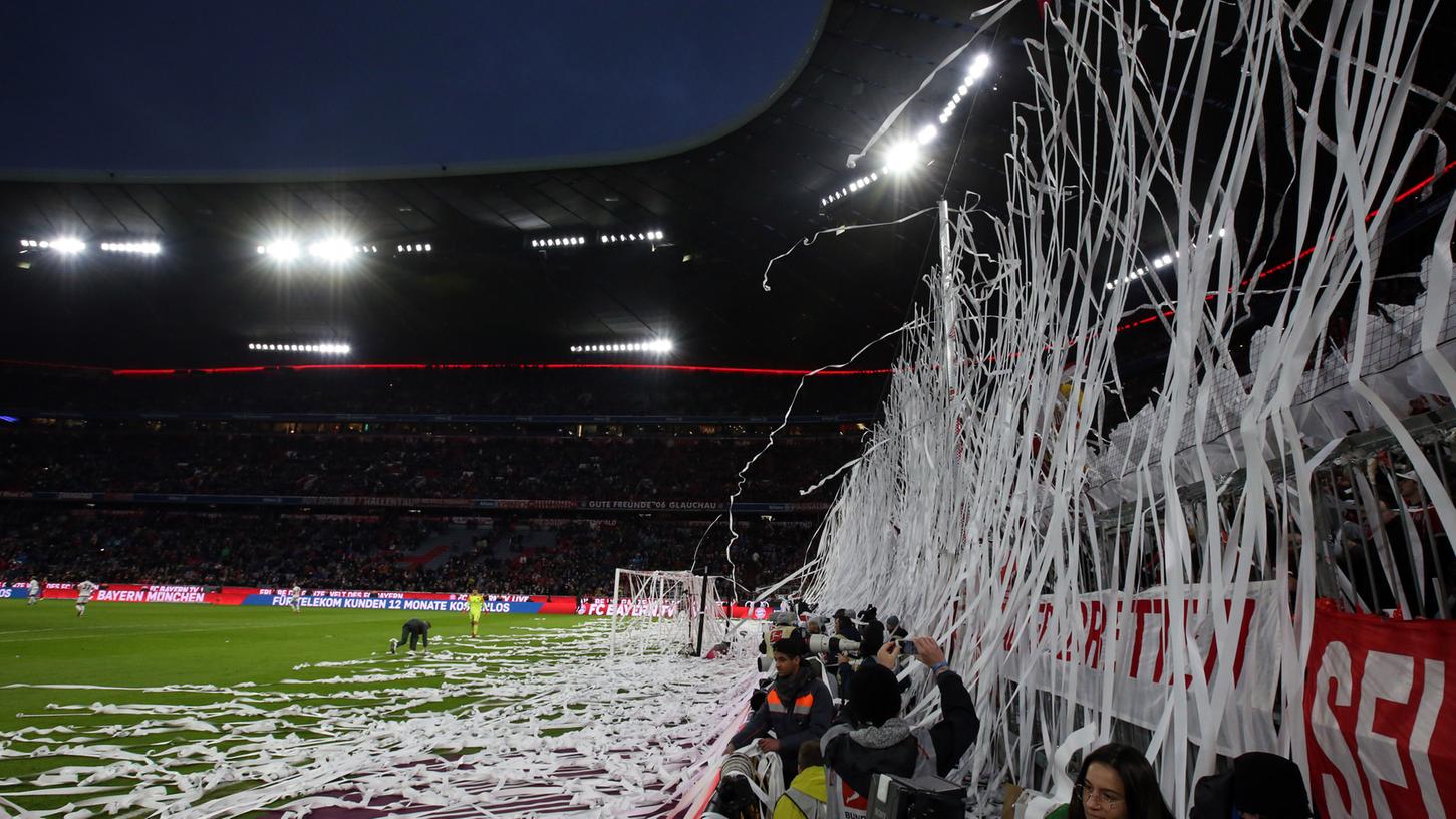 Fans des FC Bayern München bewarfen im Spiel gegen den Club das Spielfeld mit Toilettenpapier.