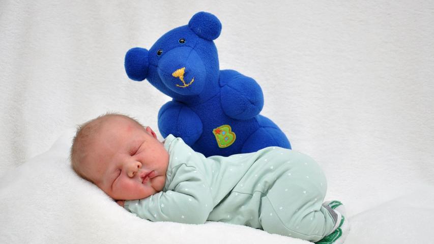 Seine Augen sind noch leicht verklebt: Ganz friedlich schlummert Benjamin, der am 30.01.2019 das Licht der Welt erblickte, neben seinem blauen Teddy. Mit 4090 Gramm und 53 Zentimetern macht er seine Eltern mächtig stolz.