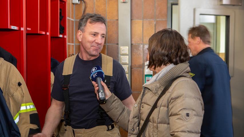Im Rampenlicht: In ganz Deutschland berichten Medien über die Aktion. Auch die Fürther Brandschützer geben Interviews.