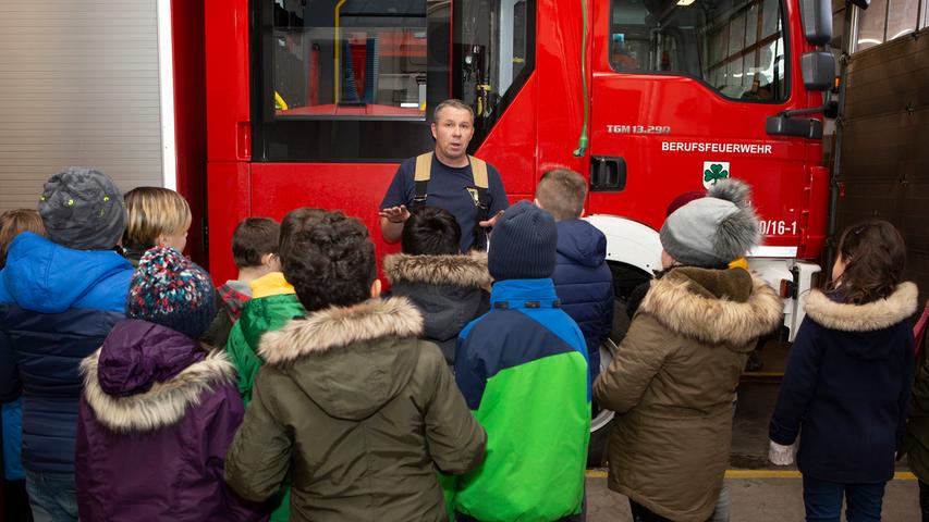 Junger Besuch: Kinder schauen sich in der Wache um. Tatsächlich hofft die Feuerwehr auch, mit dem Twitter-Gewitter Nachwuchs zu gewinnen.