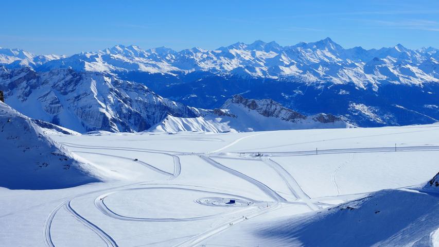 Vom Gletscher-Skigebiet Glacier 3000 aus bietet sich ein fantastischer Blick über die zahlreichen Drei- bis Viertausender der Schweizer Alpen.