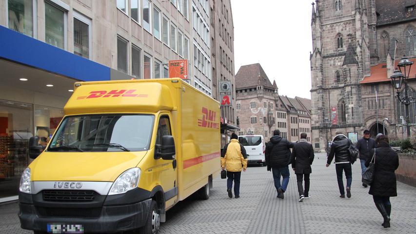 Wie kommen eigentlich unsere ganzen Briefe und Pakete ans Ziel? Mit über 400 Lieferfahrzeugen von Post und DHL, die allein am Standort Nürnberg stationiert sind. So wie dieses gelbe Paketdienst-Fahrzeug. 