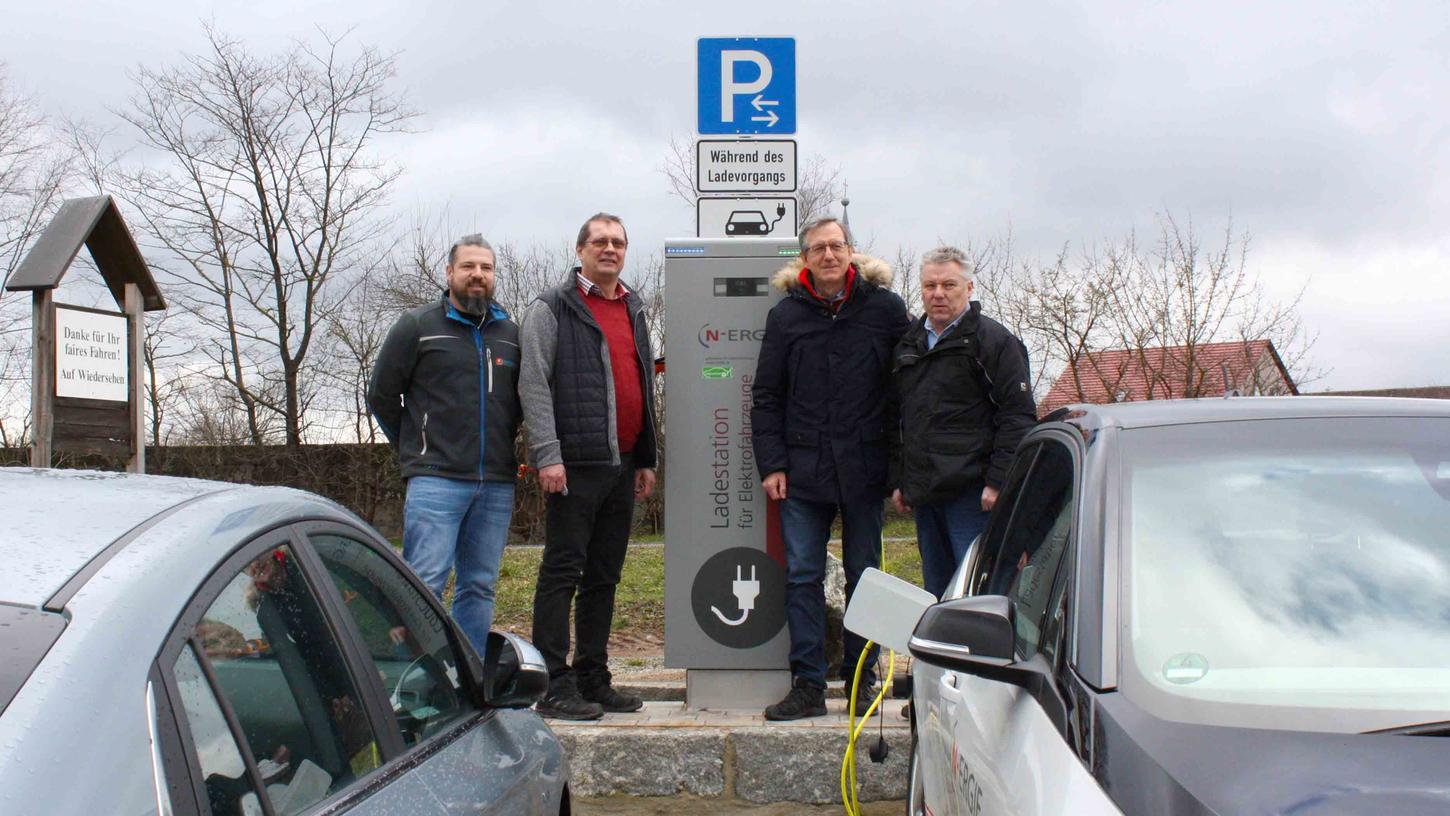 Michael Eckendörfer, Bürgermeister Jürgen Mönius, Dr. Alexander Nothaft und Leonhard Eckendörfer (v. l.) nahmen die neue Ladesäule an der Tankstelle in Gerhardshofen symbolisch in Betrieb.