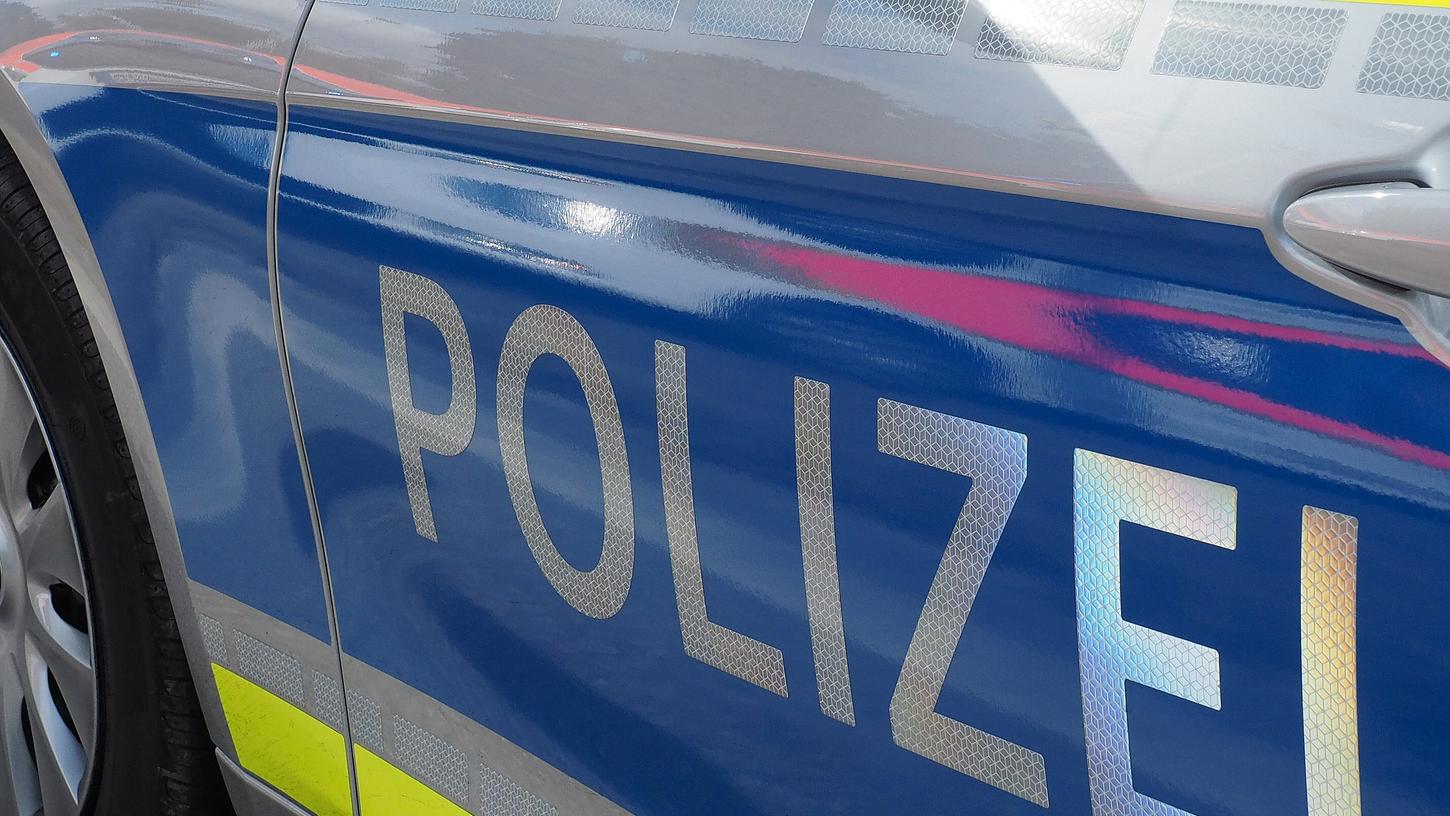 Die Polizei sucht Zeugen für einen Unfall auf der A73 zwischen Erlangen-Nord und Möhrendorf.