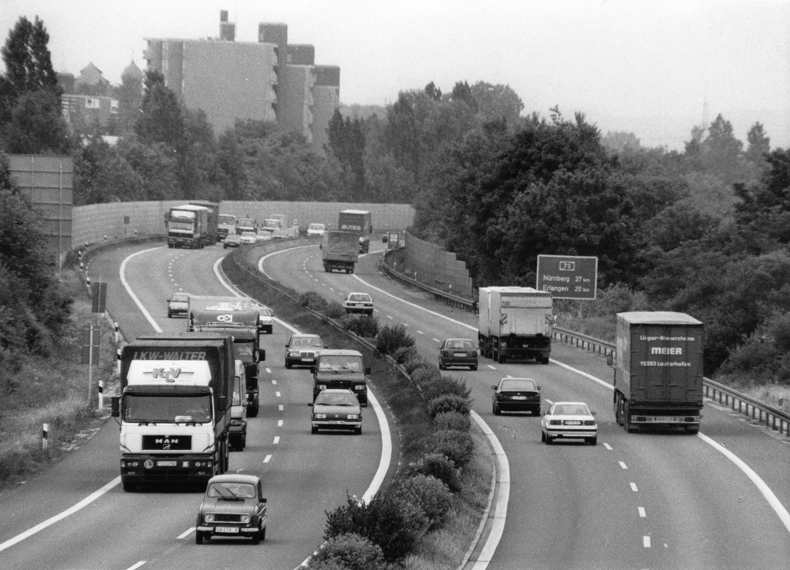 Dieses Bild aus der Mitte der 1990er-Jahre zeigt den Verkehr auf der Autobahn 73 zwischen Bamberg und Nürnberg. Ganz vorne im Bild ist ein Renault 4 Richtung Norden unterwegs. Mehr Bilder vom Frankenschnellweg finden Sie hier.