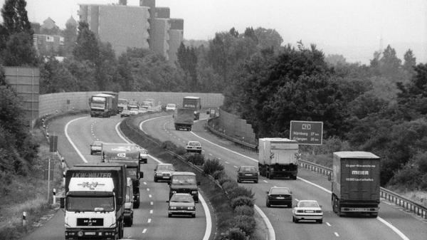 Dieses Bild aus der Mitte der 1990er-Jahre zeigt den Verkehr auf der Autobahn 73 zwischen Bamberg und Nürnberg. Ganz vorne im Bild ist ein Renault 4 Richtung Norden unterwegs. Mehr Bilder vom Frankenschnellweg finden Sie hier.