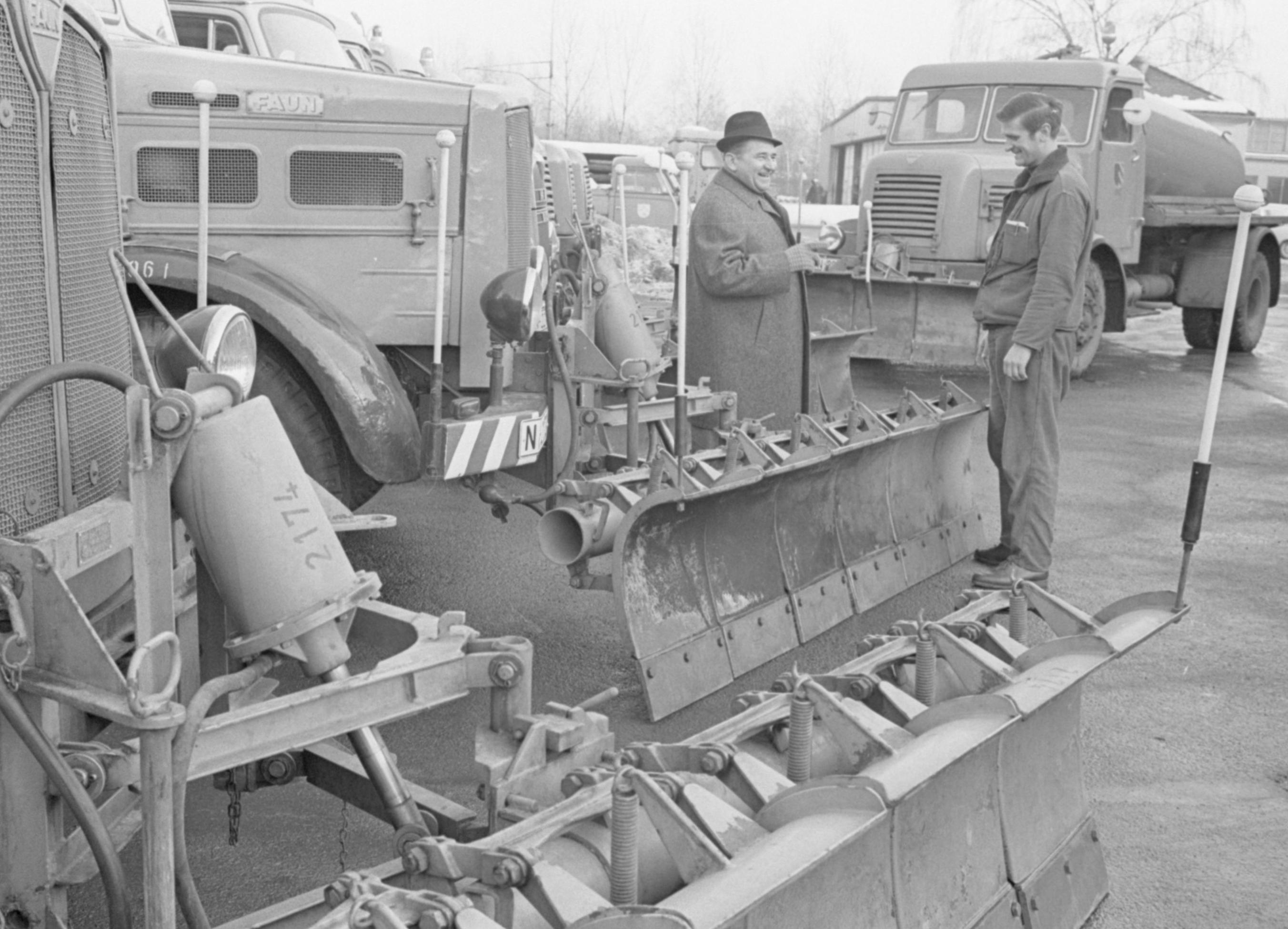 Beeindruckend sah der Fuhrpark des Nürnberger Winterdienstes im Januar 1969 aus. Damals waren in der Stadt noch viele Lastwagen des ebenfalls in Nürnberg ansässigen Herstellers FAUN unterwegs.