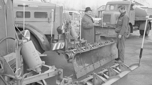 Beeindruckend sah der Fuhrpark des Nürnberger Winterdienstes im Januar 1969 aus. Damals waren in der Stadt noch viele Lastwagen des ebenfalls in Nürnberg ansässigen Herstellers FAUN unterwegs.