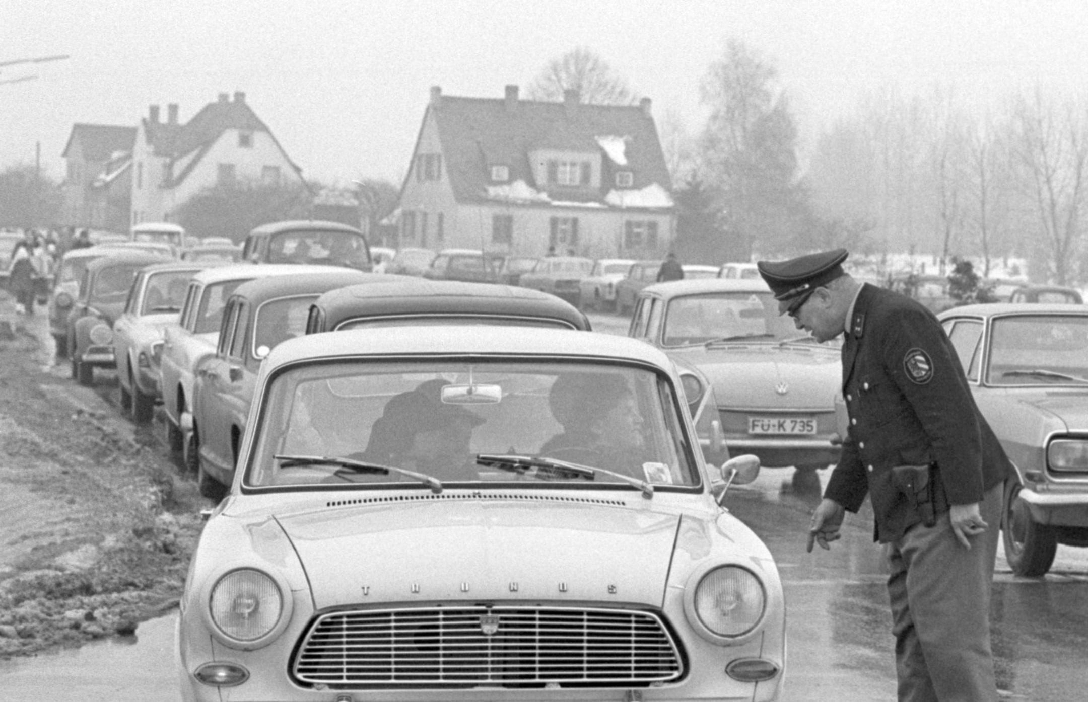 Auf dem Nürnberger Flughafen landeten und starteten im Januar 1969 pausenlos US-Militärmaschinen. Es lief das Manöver "Reforger". Auf dem Weg zum Flughafen stauten sich derweil die Autos der Neugierigen, die dem Treiben auf dem Flughafengelände zusehen wollten. Im Vordergrund ein 12M von Taunus - dem Markennamen, unter dem Ford bis 1967 seine Autos in Deutschland verkaufte.