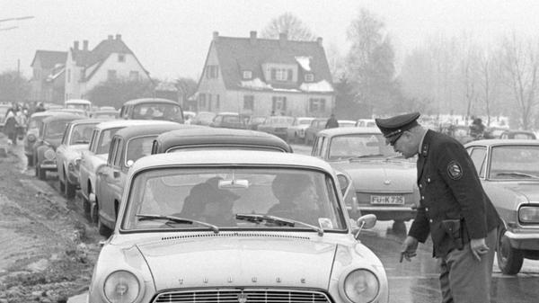 Auf dem Nürnberger Flughafen landeten und starteten im Januar 1969 pausenlos US-Militärmaschinen. Es lief das Manöver "Reforger". Auf dem Weg zum Flughafen stauten sich derweil die Autos der Neugierigen, die dem Treiben auf dem Flughafengelände zusehen wollten. Im Vordergrund ein 12M von Taunus - dem Markennamen, unter dem Ford bis 1967 seine Autos in Deutschland verkaufte.
