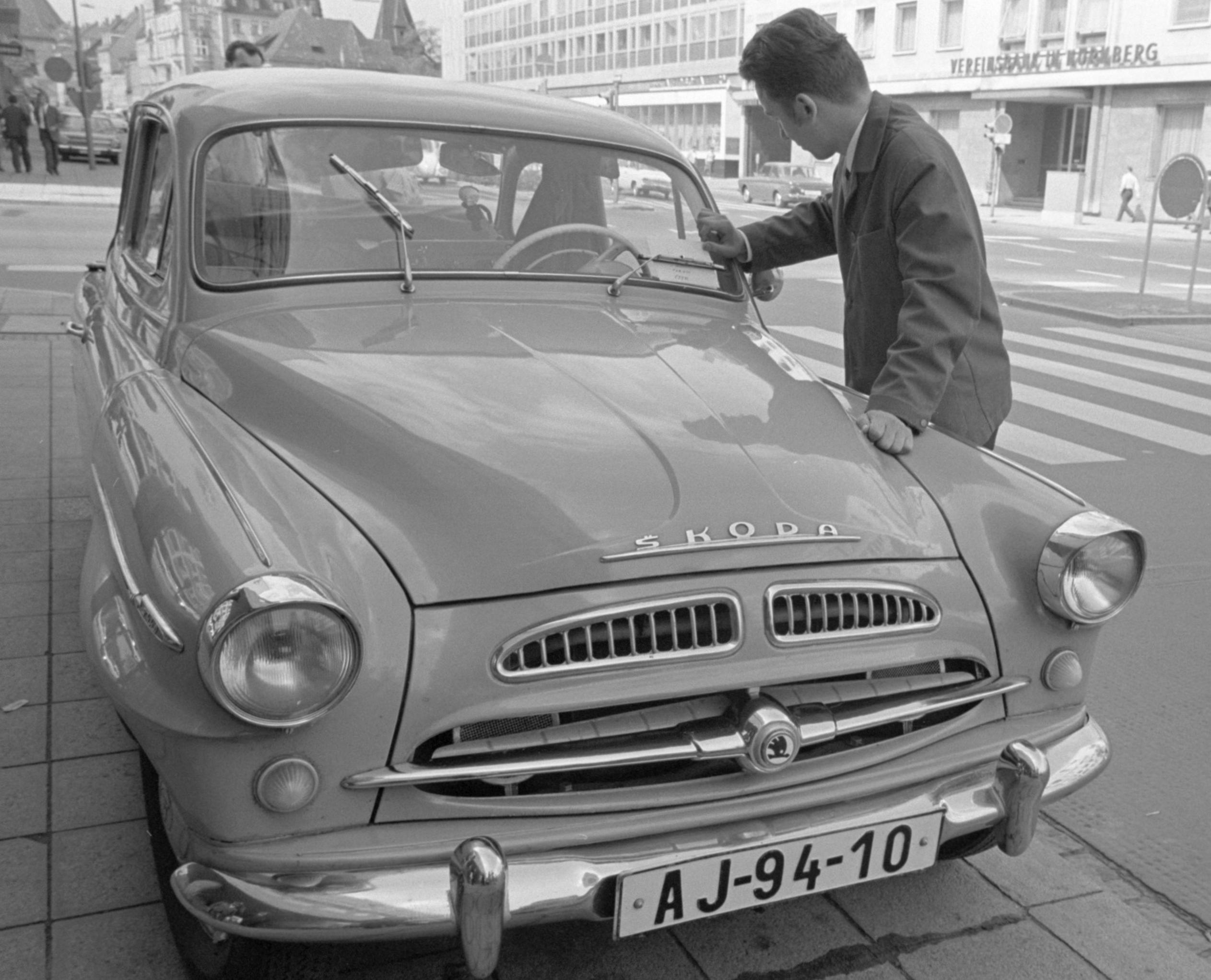 Ob der Brief wohl jemals ankam? In der Nürnberger Marienstraße steckte dieser Student anno 1968 einen Brief unter den Scheibenwischer eines Skoda 440 aus der damaligen CSSR. Der junge Mann kannte den Fahrer des Autos nicht. Trotzdem hoffte er, dass die Nachricht an seine Angehörigen bald die Adresse daheim in der Tschechoslovakei erreichte.