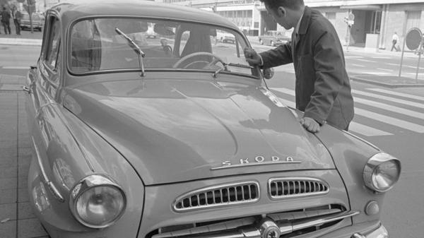 Ob der Brief wohl jemals ankam? In der Nürnberger Marienstraße steckte dieser Student anno 1968 einen Brief unter den Scheibenwischer eines Skoda 440 aus der damaligen CSSR. Der junge Mann kannte den Fahrer des Autos nicht. Trotzdem hoffte er, dass die Nachricht an seine Angehörigen bald die Adresse daheim in der Tschechoslovakei erreichte.