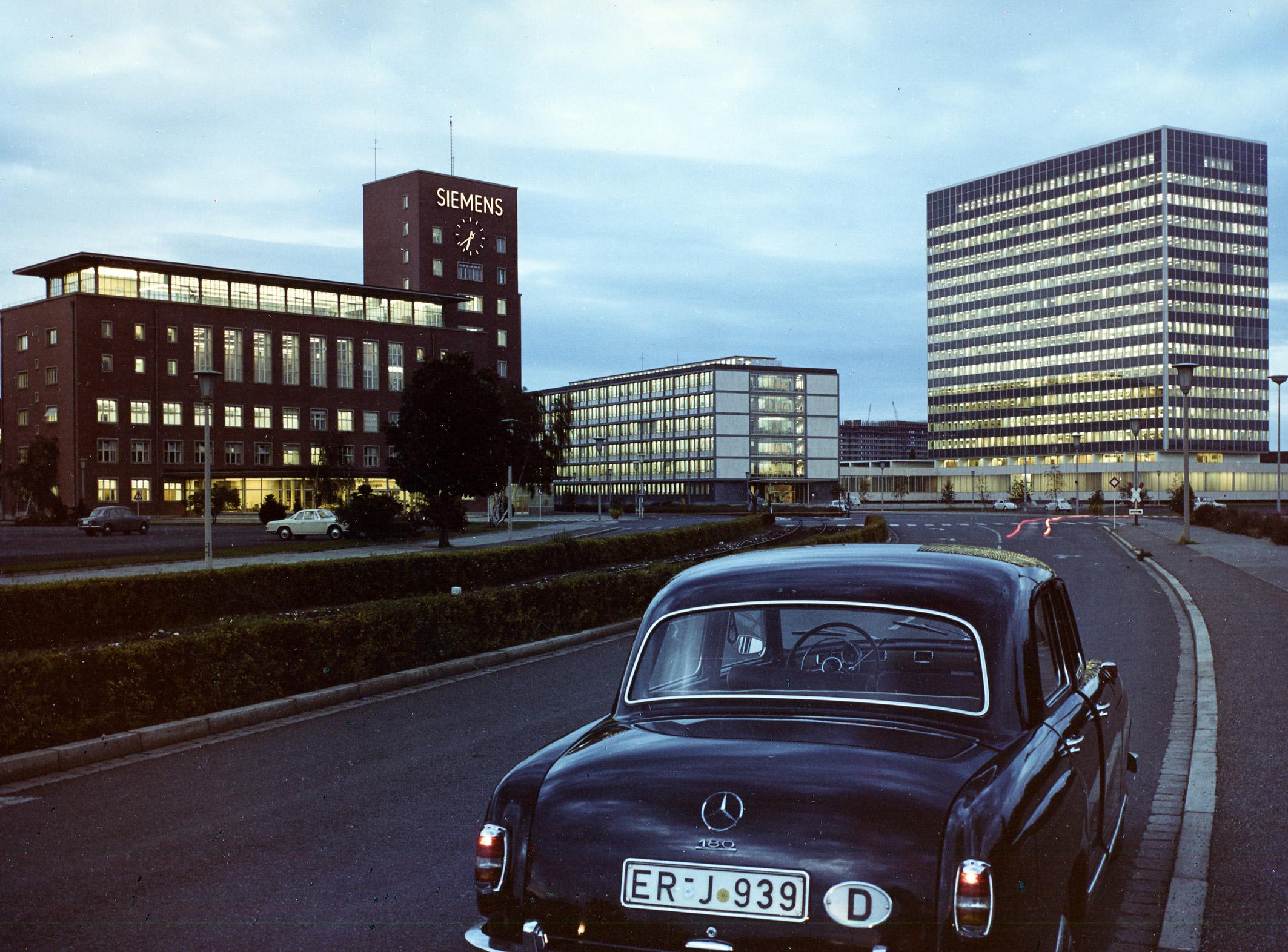 Vorne ein 180er Mercedes, hinten der "Himbeerpalast" von Siemens: So sah Erlangen 1962 aus.